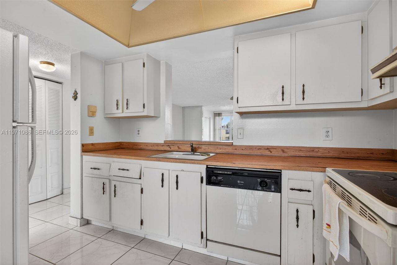 7310 NW 18th St , Unit 208, Margate, FL 33063 Photo