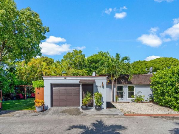 18805 W Lake Dr, Hialeah, FL 33015
