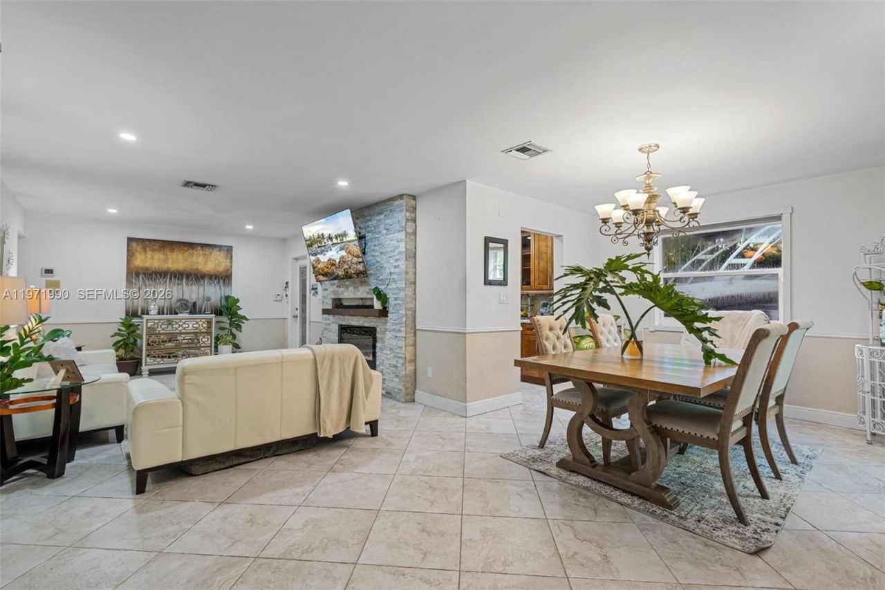 18805 W Lake Dr, Hialeah, FL 33015 Photo