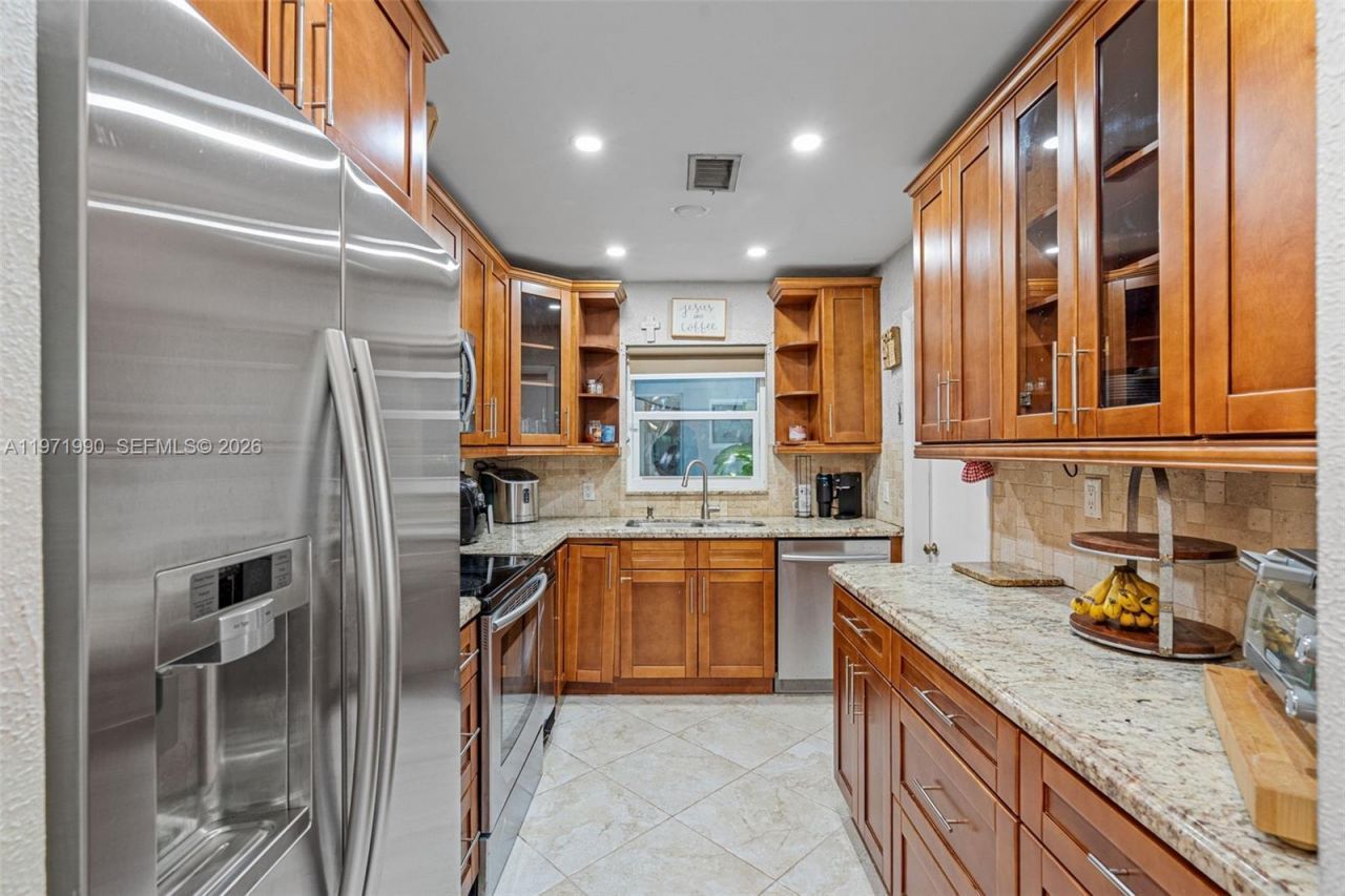 18805 W Lake Dr, Hialeah, FL 33015 Photo