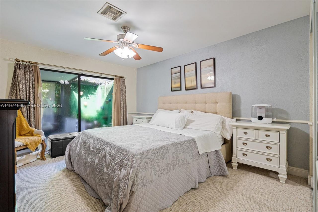 18805 W Lake Dr, Hialeah, FL 33015 Photo