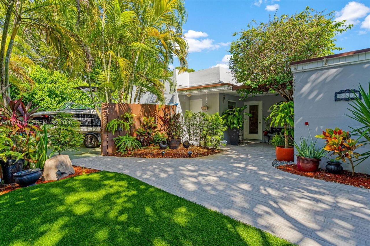 18805 W Lake Dr, Hialeah, FL 33015 Photo