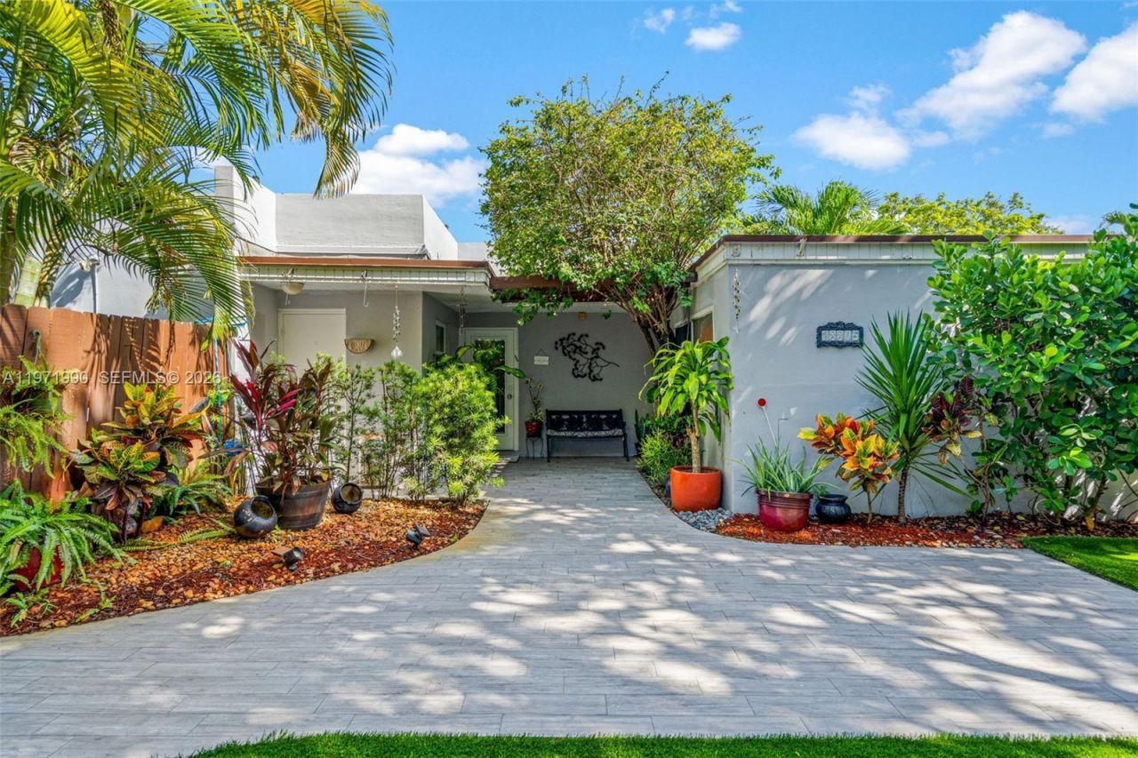 18805 W Lake Dr, Hialeah, FL 33015 Photo