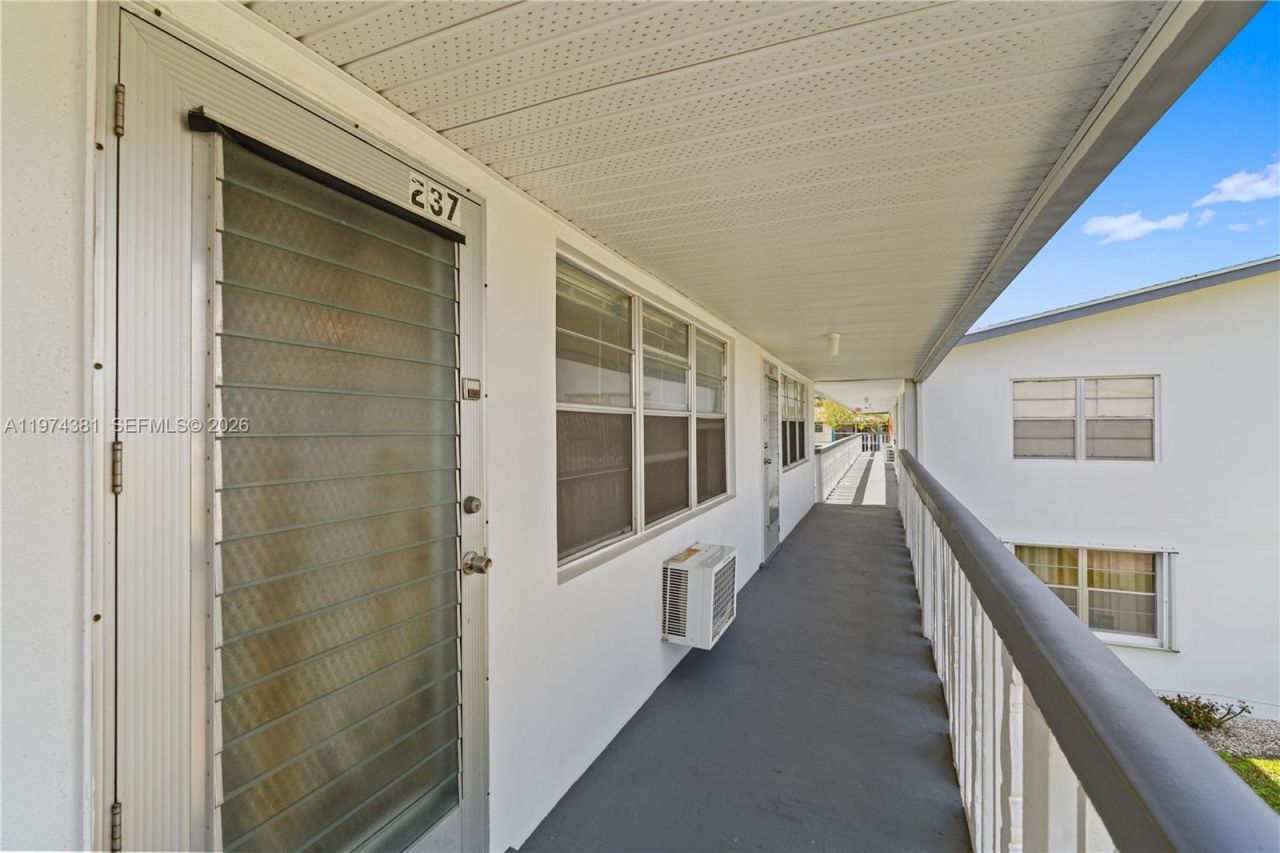 237 Camden J, Unit 237, West Palm Beach, FL 33417 Photo
