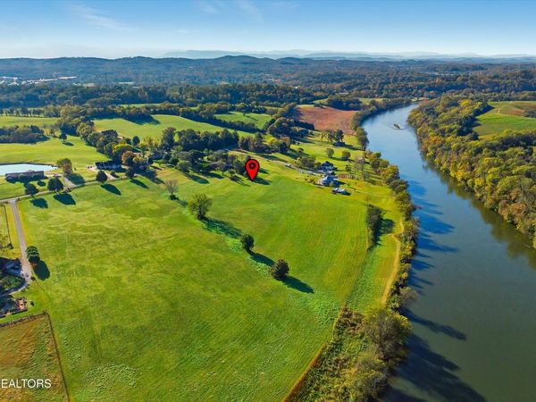 1021 Graves Rd, Strawberry Plains, TN 37871