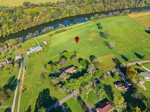 1021 Graves Rd, Strawberry Plains, TN 37871