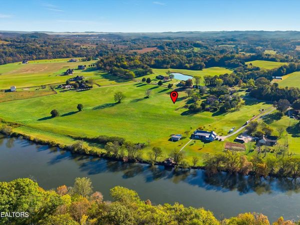 1021 Graves Rd, Strawberry Plains, TN 37871