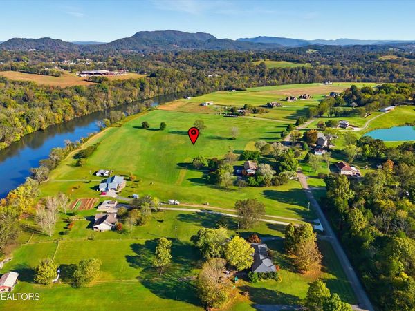 1021 Graves Rd, Strawberry Plains, TN 37871