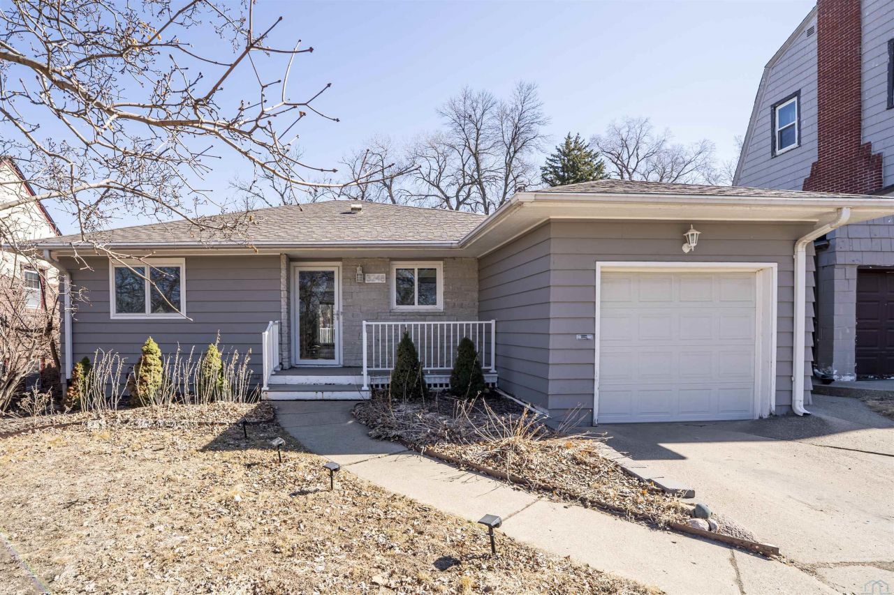 3248 Pierce St, Sioux City, IA 51104 Main Photo