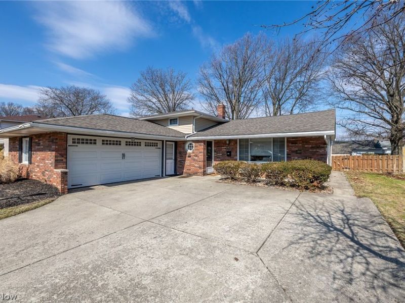 423 E Decker Drive , Seven Hills, OH 44131 Photo 2