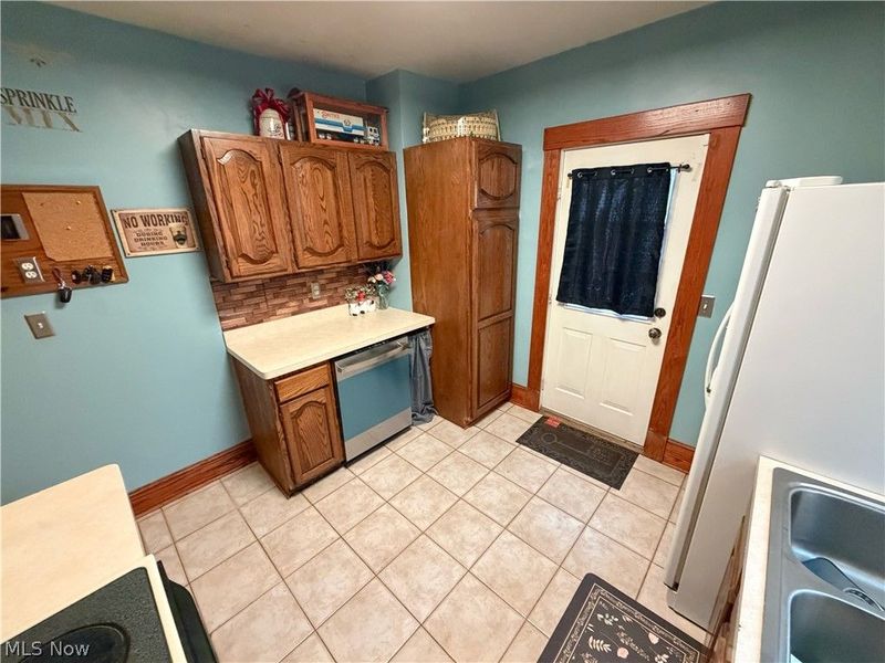 355 Kenyon Avenue, Elyria, OH 44035 Photo 4