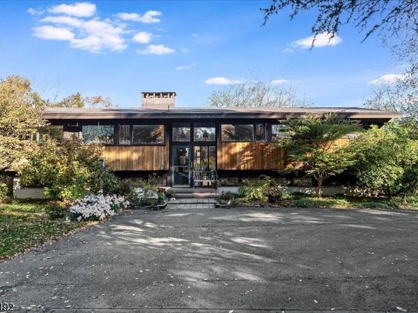 49 Farmersville Rd, Tewksbury, NJ 07830