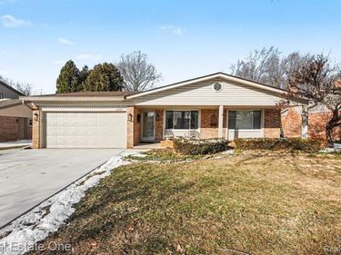 6605 Emerald Lake Drive, Troy, MI 48085