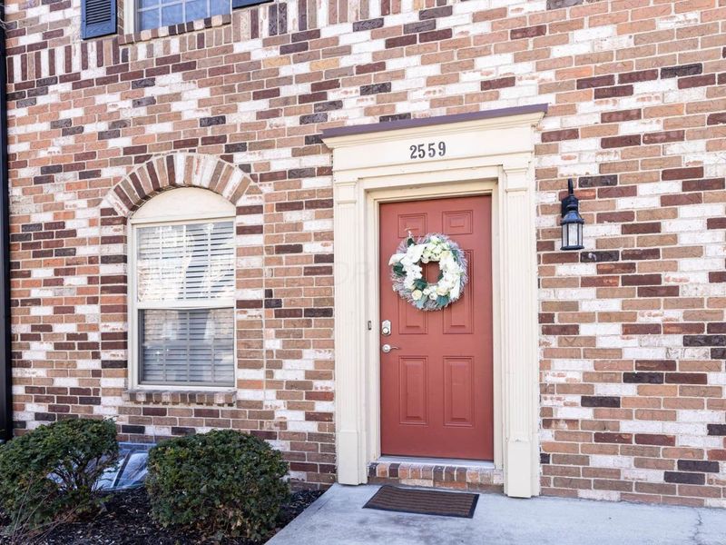 2559 Olde Hill Court S, Columbus, OH 43221 Photo 2