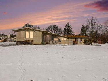 22430 Chatsford Circuit Street, Southfield, MI 48034