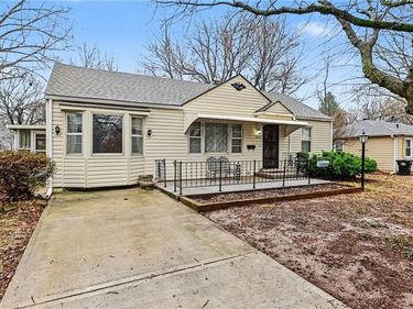 9005 E 73rd Street, Raytown, MO 64133