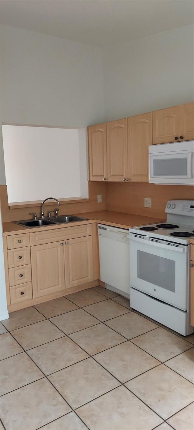 621 NW 78th Terrace, Unit 205, Pembroke Pines, FL 33024 Photo