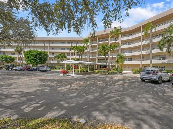 3960 Oaks Clubhouse Dr, Unit 407, Pompano Beach, FL 33069
