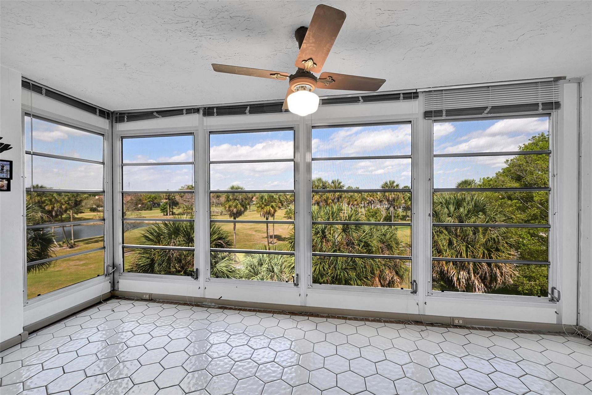 3960 Oaks Clubhouse Drive, Unit 407, Pompano Beach, FL 33069 Photo