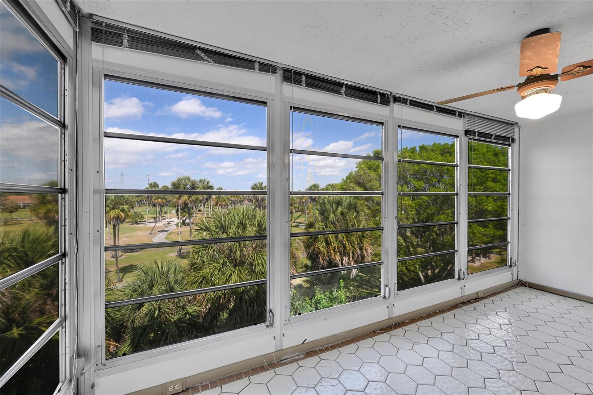 3960 Oaks Clubhouse Drive, Unit 407, Pompano Beach, FL 33069 Photo