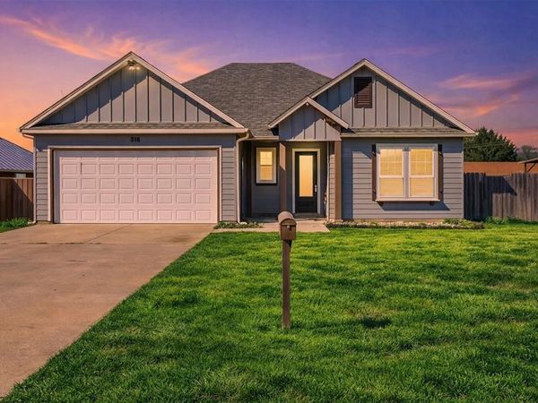 315 Ashwood Street , Azle, TX 76020