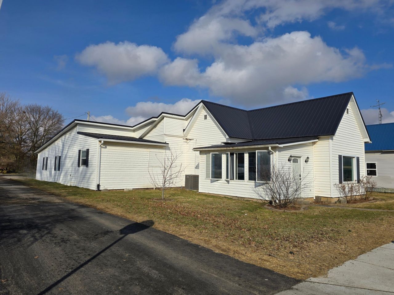 211 E Wapakoneta Street, Waynesfield, OH 45896 Main Photo