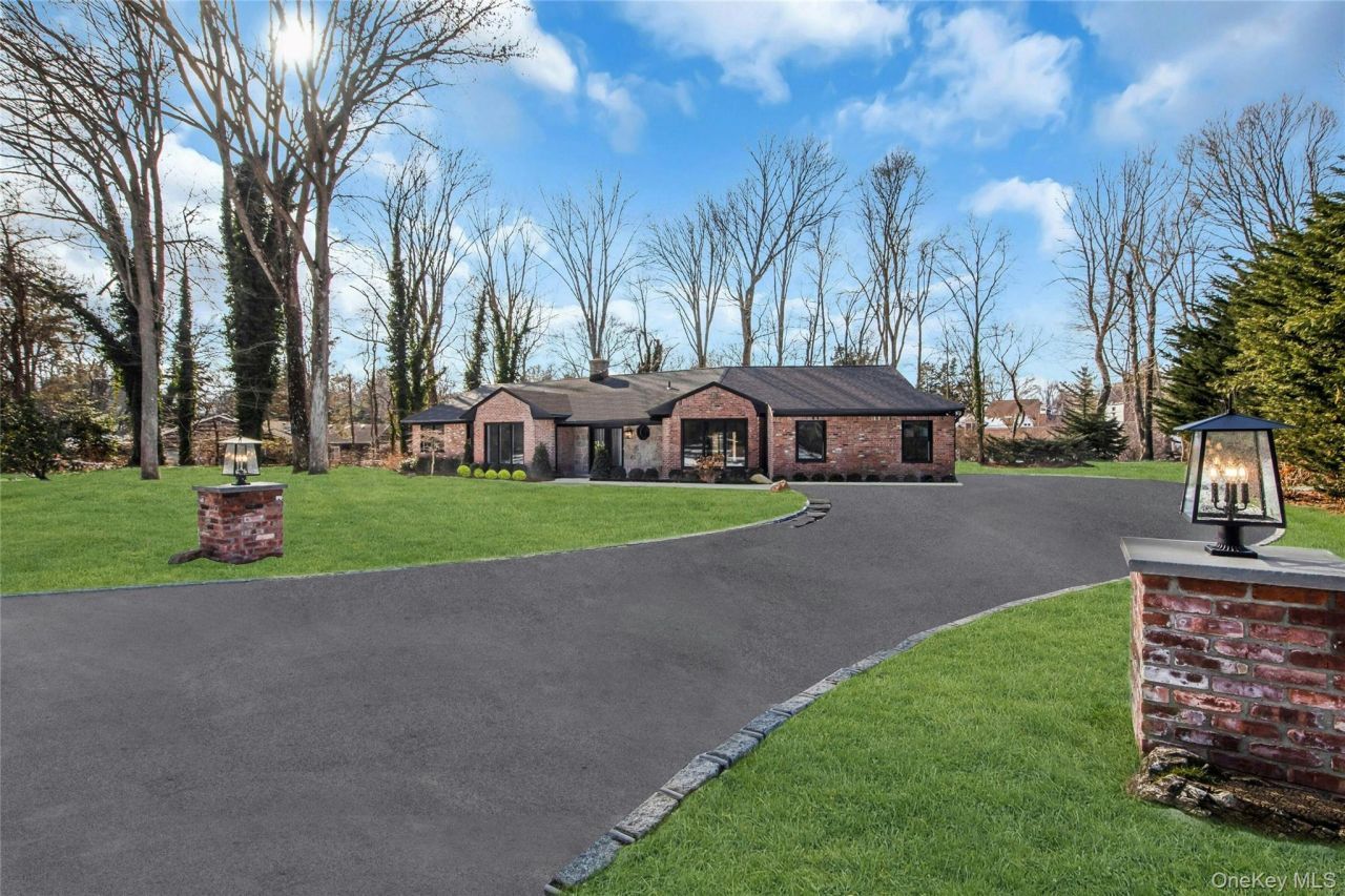 4 Northwood Court, Woodbury, NY 11797 Main Photo