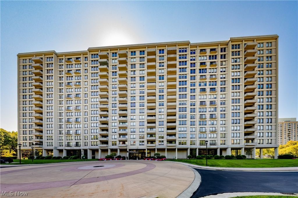 1 Lakeshore Boulevard , Bratenahl, OH 44108 Main Photo