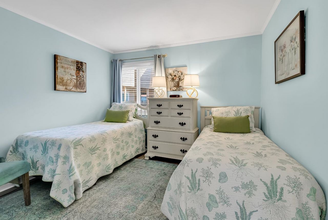 609 Hillside Dr. S  Photo 6