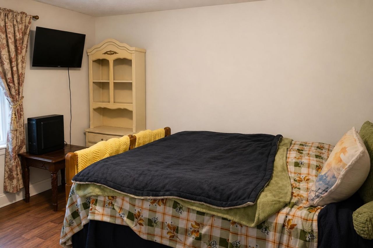 2064 Martin St. Photo 7