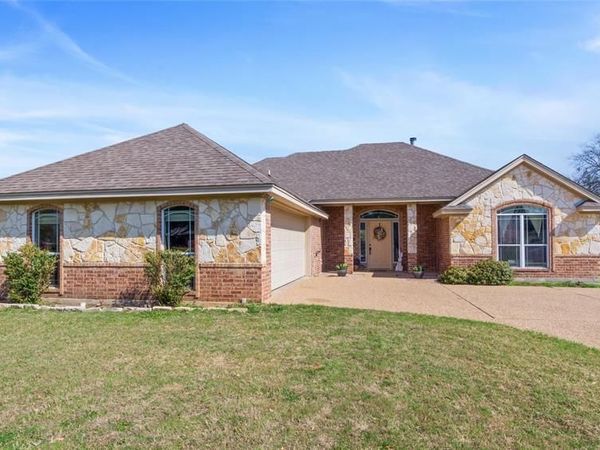 401 Greystone Drive, Lorena, TX 76655