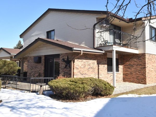 4502 S Greenridge CIRCLE, Greenfield, WI 53220