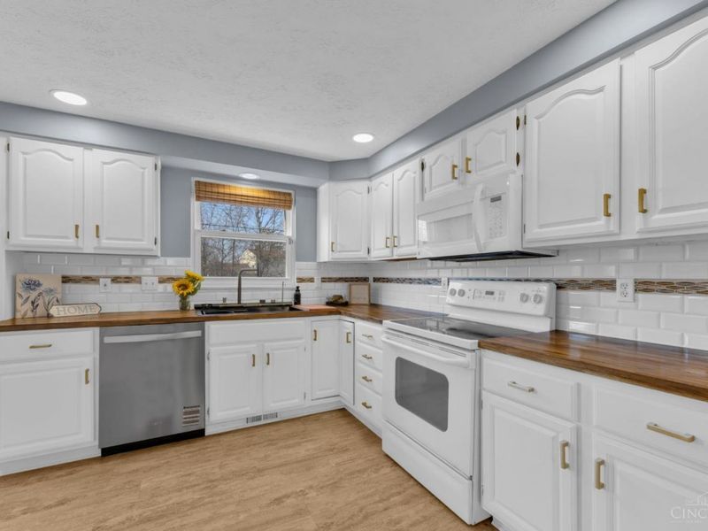 1364 Karahill Drive, Forest Park, OH 45240 Photo 7