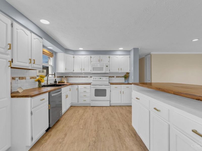 1364 Karahill Drive, Forest Park, OH 45240 Photo 8