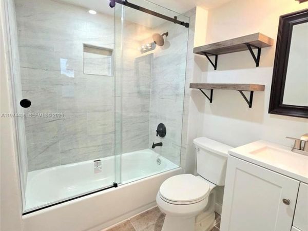 108 Royal Park Dr, Unit 2H, Oakland Park, FL 33309