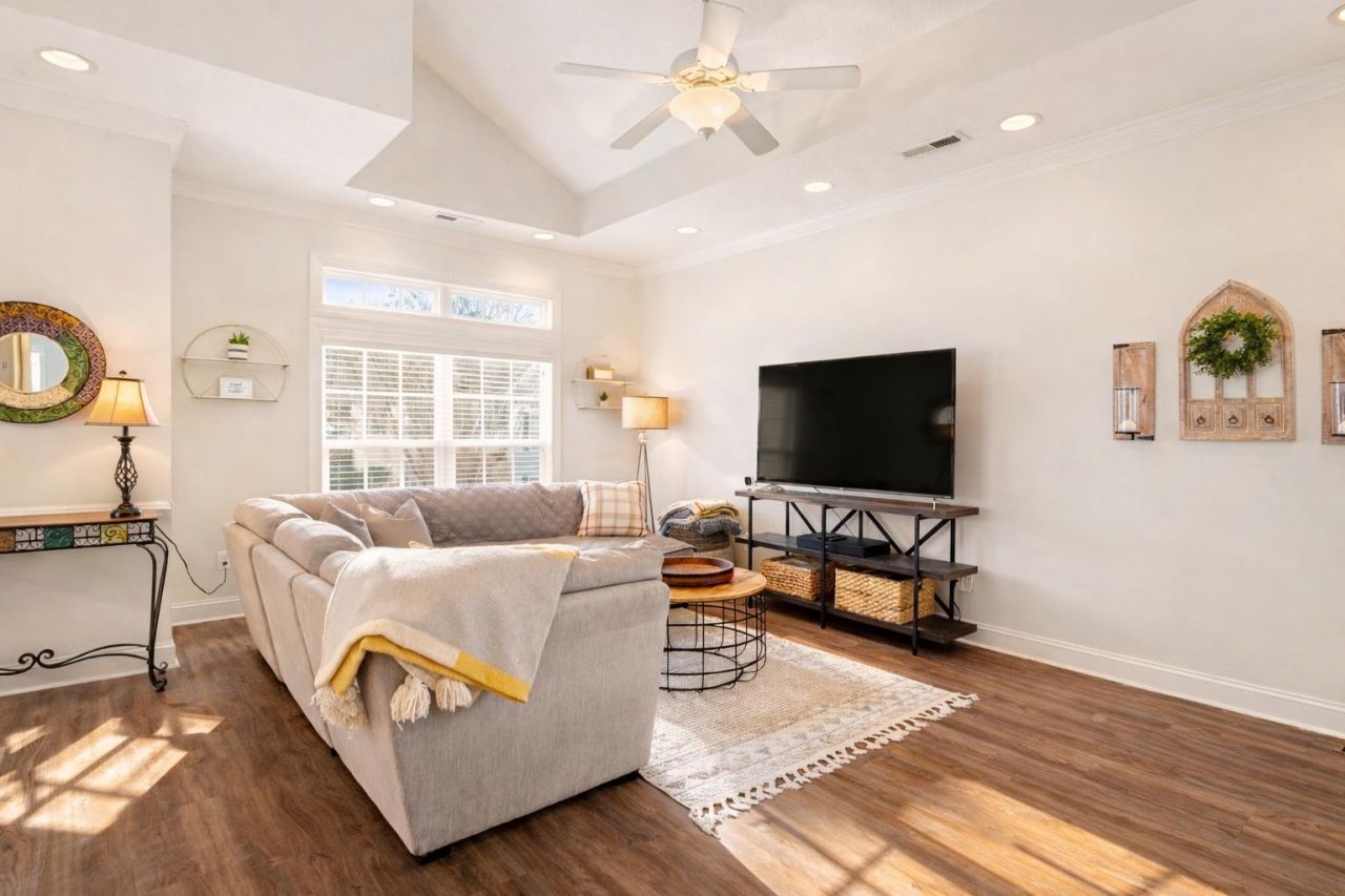 1381 Cottage Dr. Photo 10