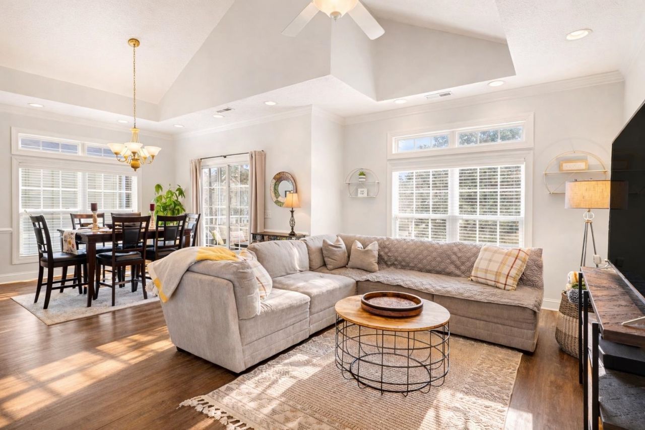 1381 Cottage Dr. Photo 8