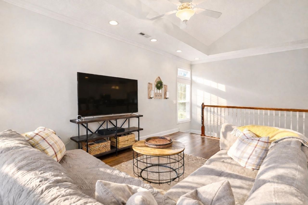 1381 Cottage Dr. Photo 9