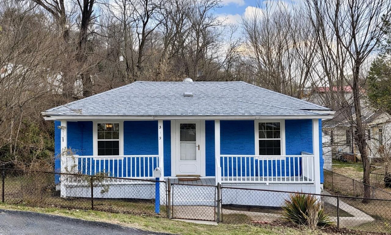 319 E Hazel St, Covington, VA 24426 Main Photo