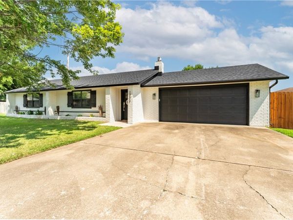 1906 SE Taylor Street , Bentonville, AR 72712