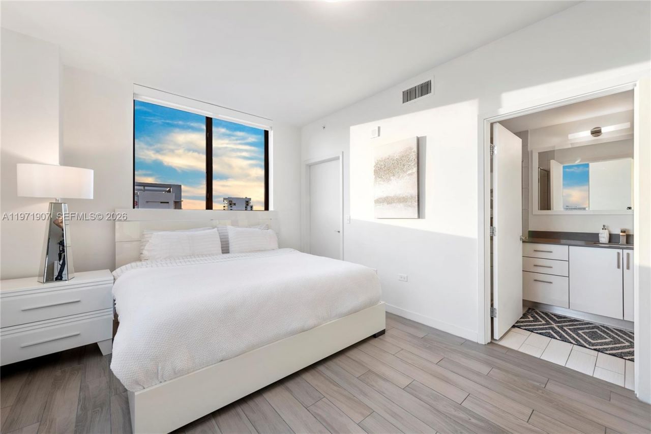 999 SW 1st Ave , Unit 2204, Miami, FL 33130 Photo