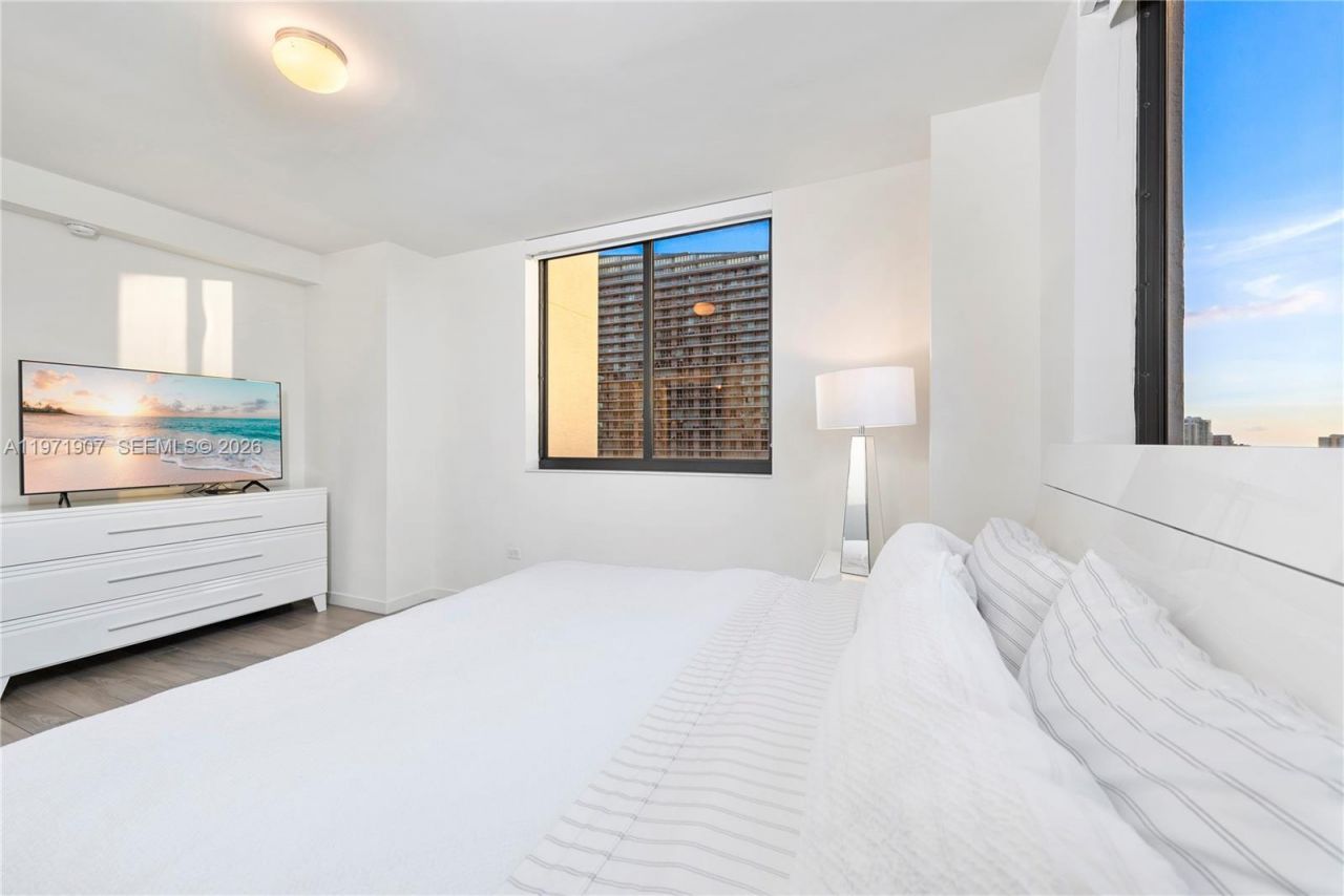 999 SW 1st Ave , Unit 2204, Miami, FL 33130 Photo