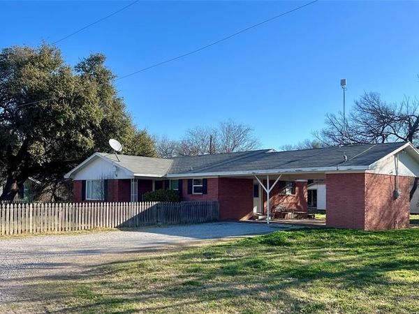 216 Woodlawn Avenue, Strawn, TX 76475