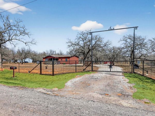 1298 County Road 425, Stockdale, TX 78160