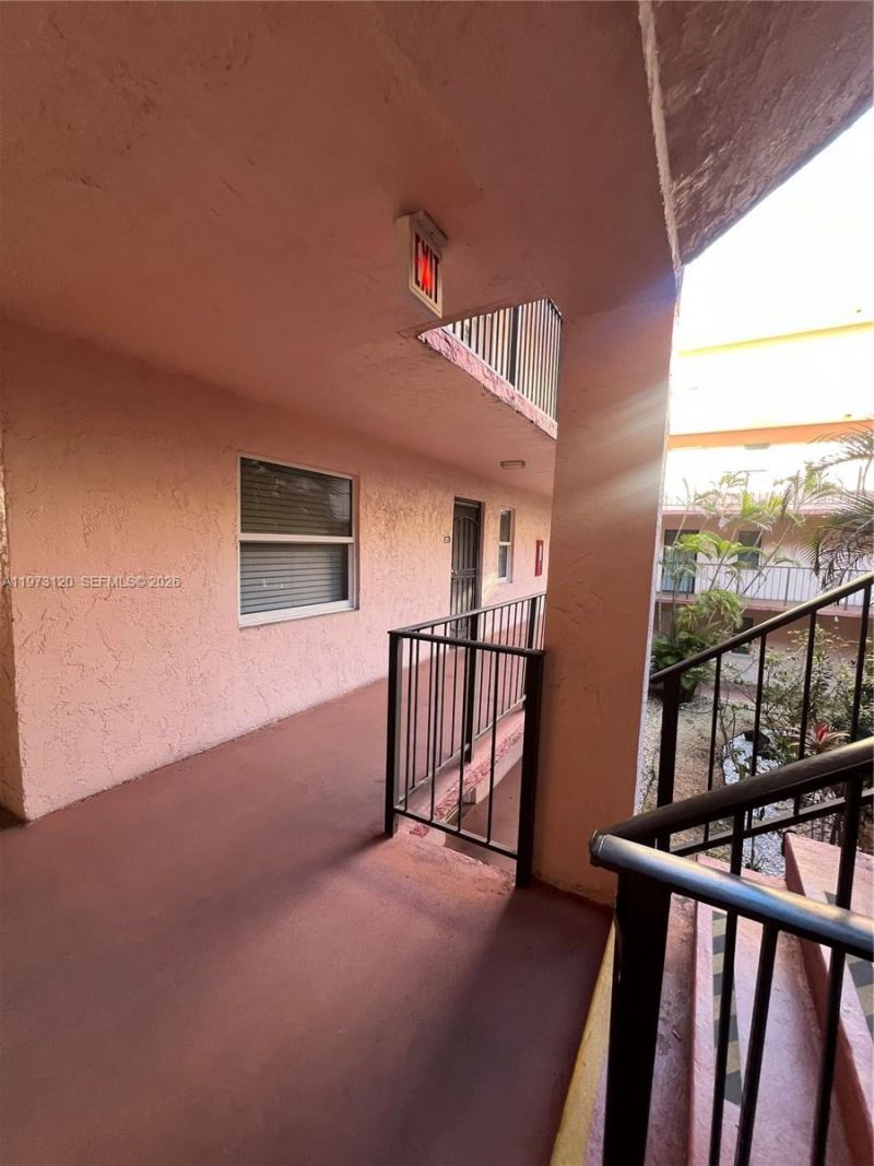 2851 Somerset Dr , Unit 417, Lauderdale Lakes, FL 33311 Photo