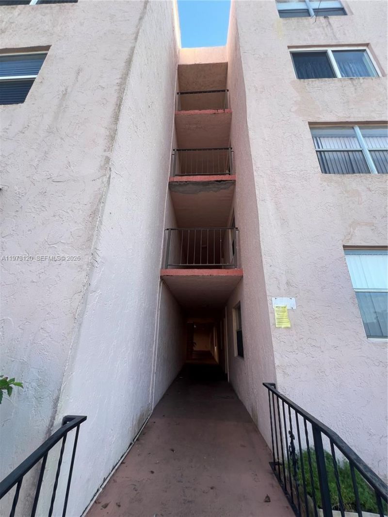 2851 Somerset Dr , Unit 417, Lauderdale Lakes, FL 33311 Photo