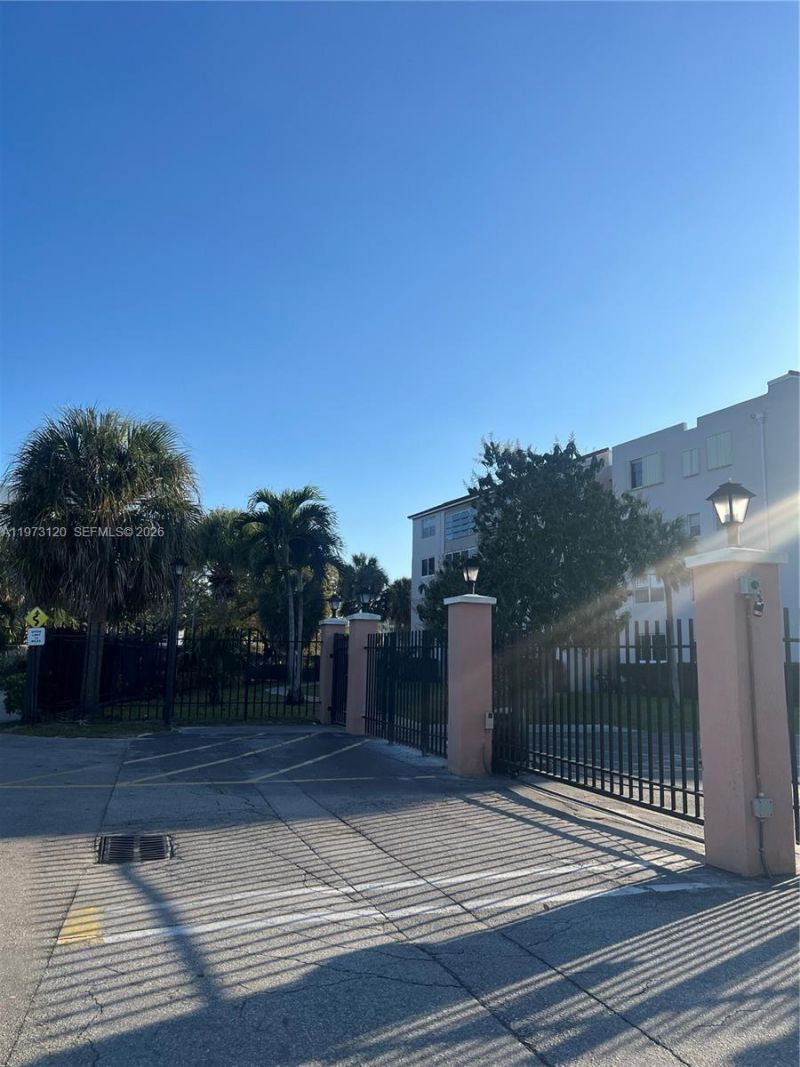 2851 Somerset Dr , Unit 417, Lauderdale Lakes, FL 33311 Photo