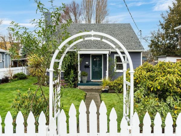 1570 Clawthorpe Ave, Victoria, BC V8T 2R7