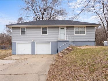 406 SE 21st Street, Oak Grove, MO 64075