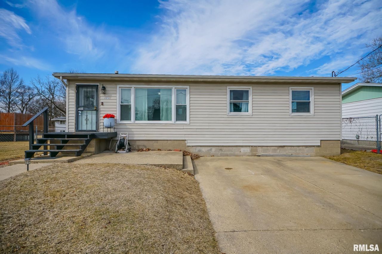 221 N Stewart Street, Creve Coeur, IL 61610 Main Photo